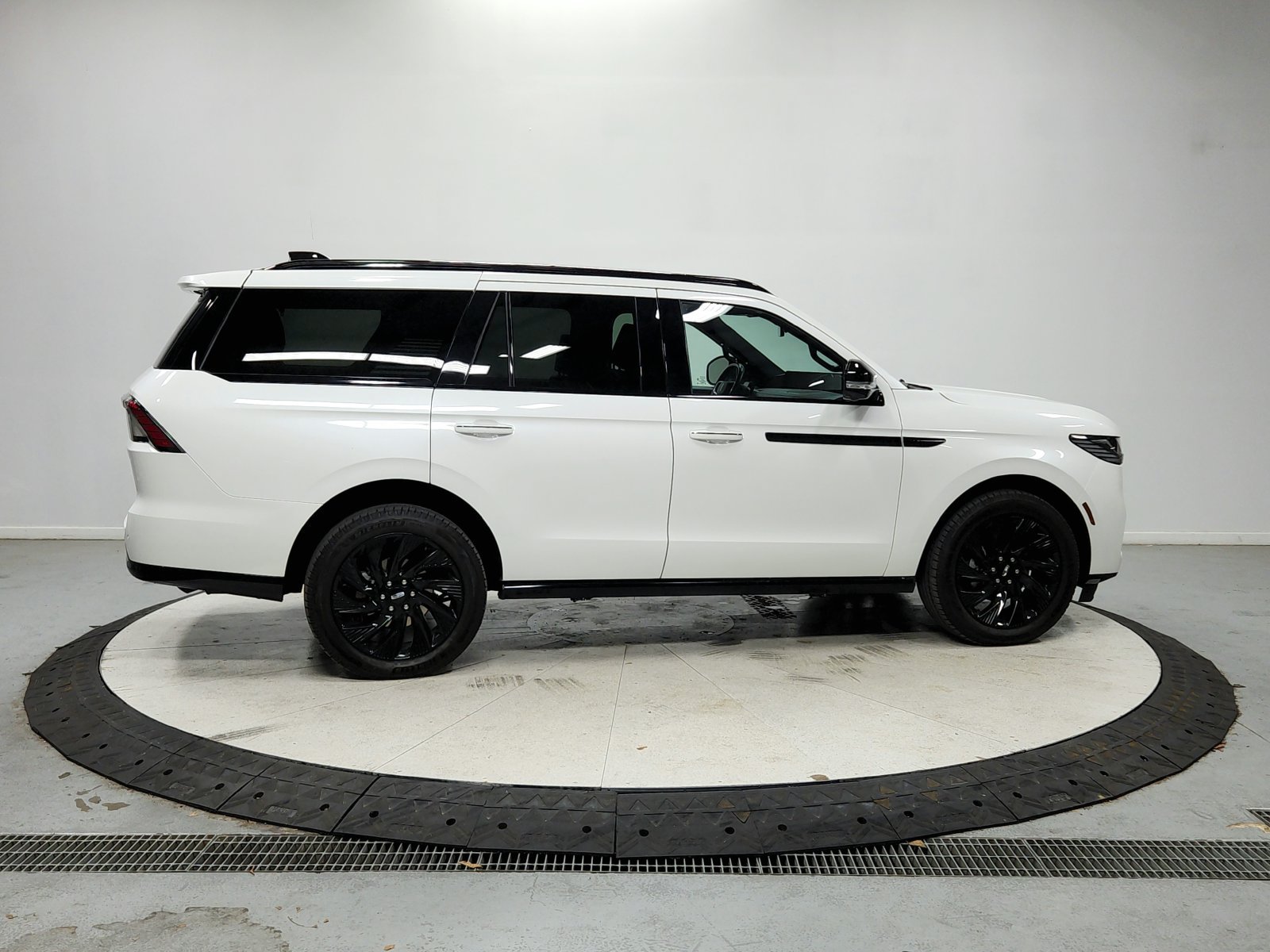 Used 2026 Lincoln Navigator Reserve w/ Jet Appearance Package AWD/4WD image 9