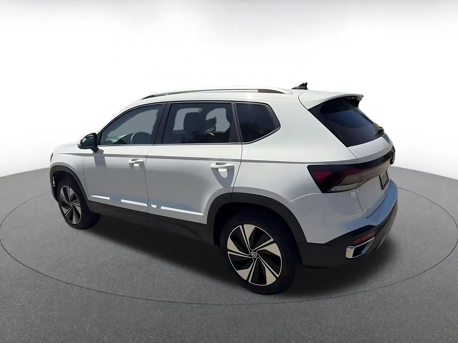 Used 2026 Volkswagen Taos SE AWD/4WD image 9
