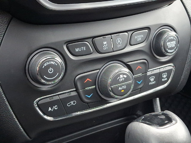 Used 2019 Jeep Cherokee Latitude Plus AWD/4WD image 19