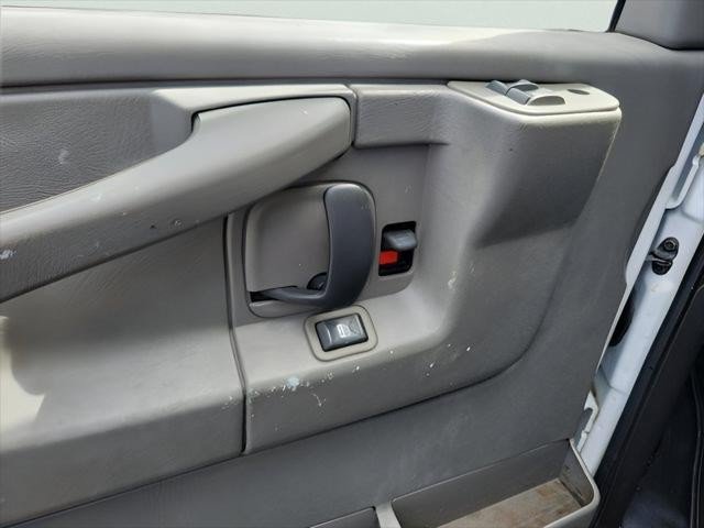Used 2006 Chevrolet Express 2500 Extended w/ Power and Light Package RWD image 13
