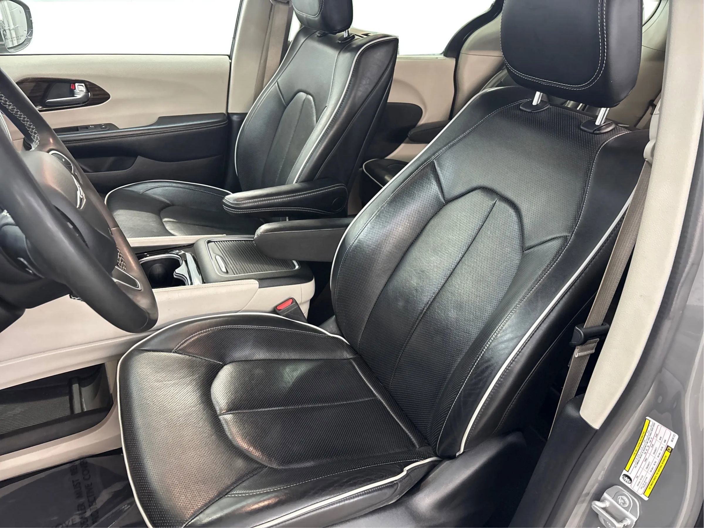 Used 2022 Chrysler Pacifica Limited w/ Uconnect Theater Family Group FWD image 13