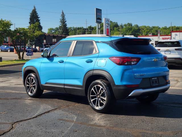 Used 2025 Chevrolet TrailBlazer LT AWD/4WD image 3