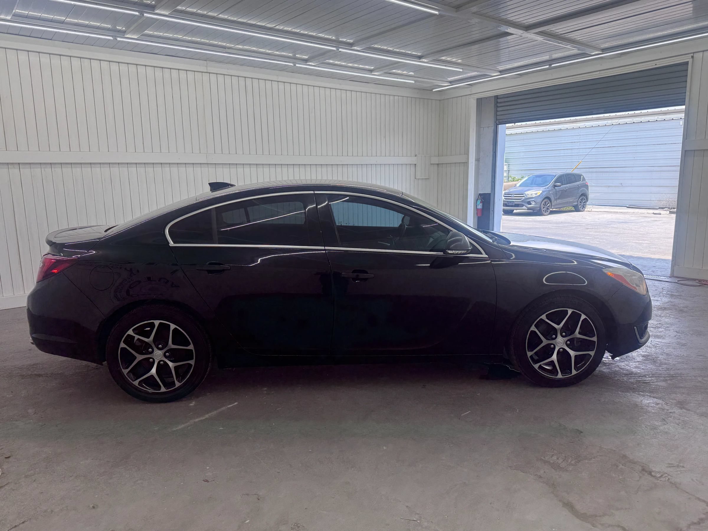 Used 2017 Buick Regal Sport Touring FWD image 4