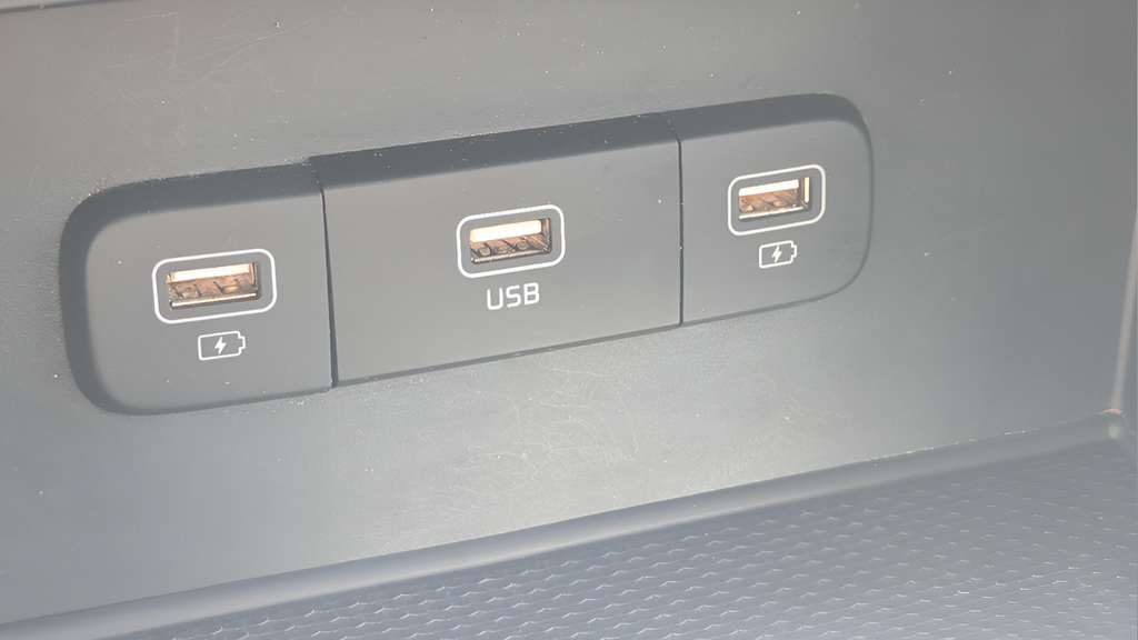 Used 2024 Kia Carnival LX FWD image 26