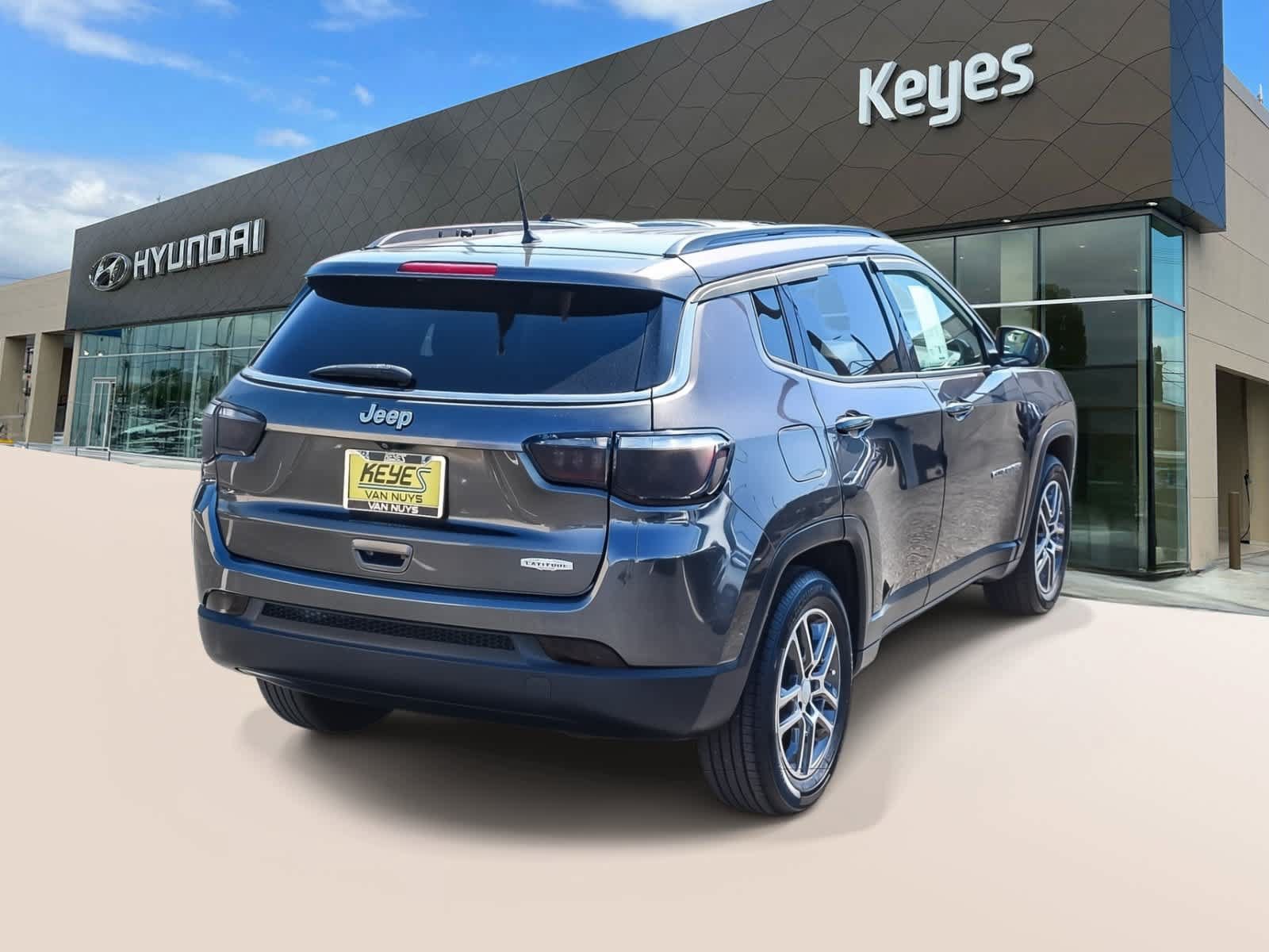 Used 2017 Jeep Compass Latitude FWD image 4