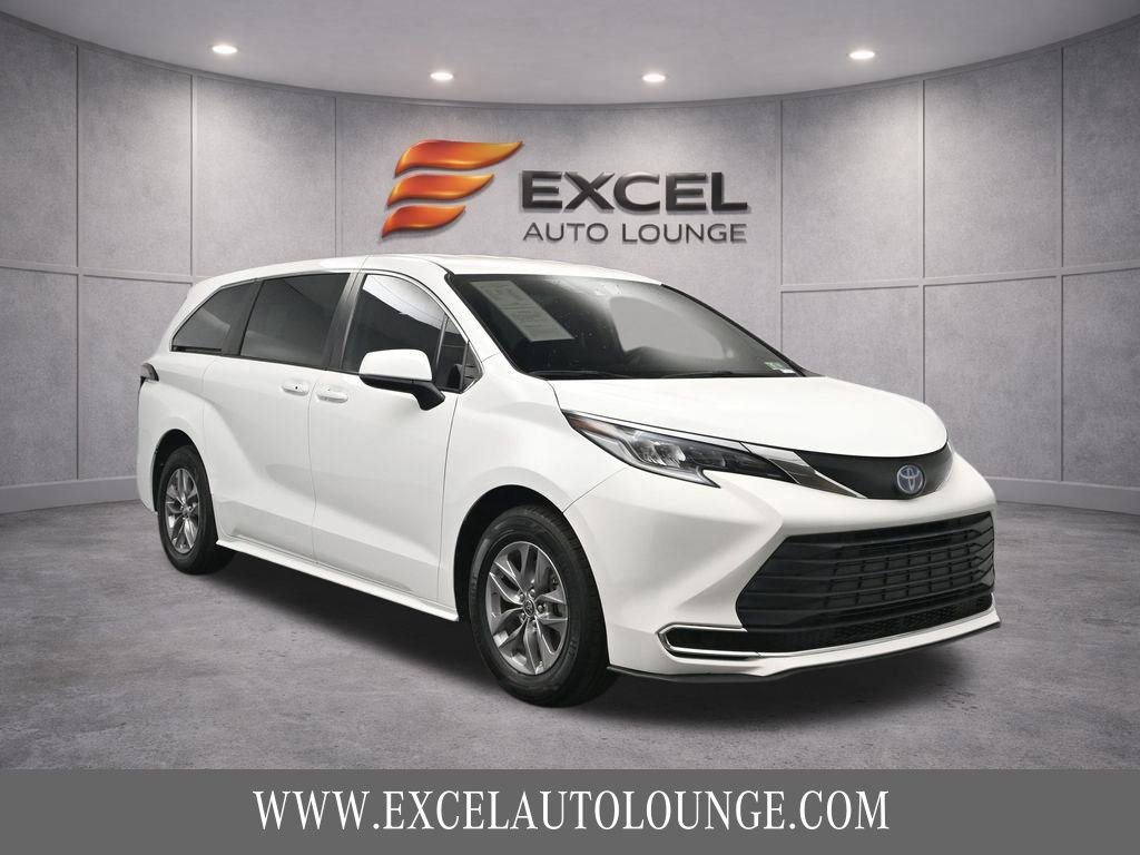 Used 2022 Toyota Sienna LE image 11