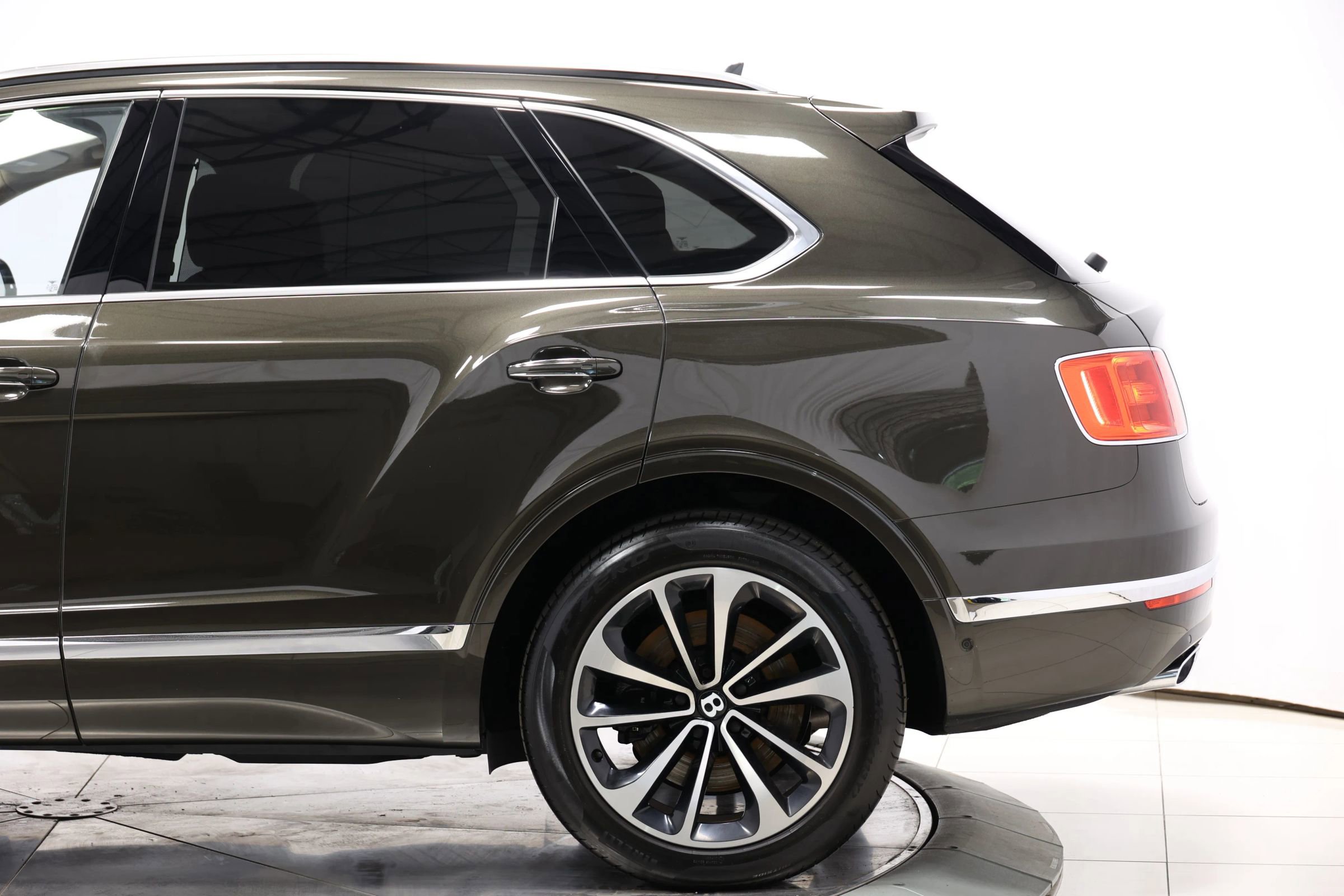 Used 2018 Bentley Bentayga AWD/4WD image 8