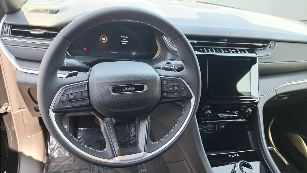 Used 2025 Jeep Grand Cherokee Laredo AWD/4WD image 18