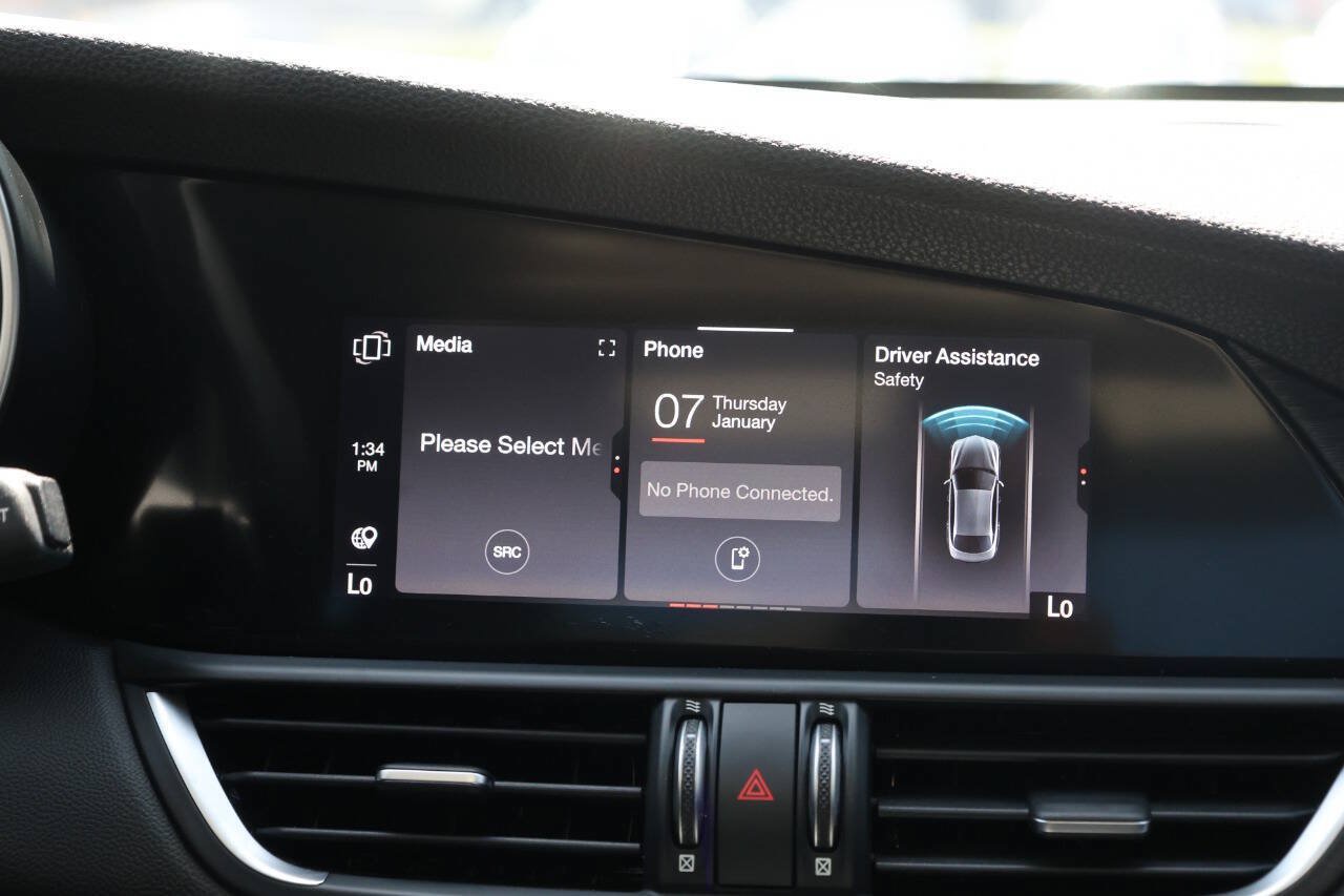 Used 2020 Alfa Romeo Giulia AWD w/ Cold Weather Package image 19