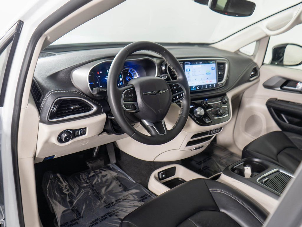 Used 2024 Chrysler Pacifica Select image 13