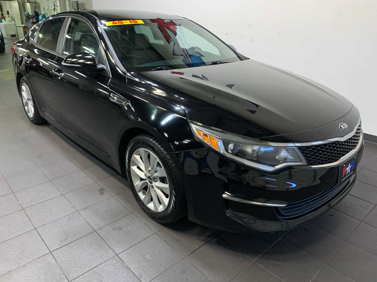 Used 2018 Kia Optima LX w/ 17" Alloy Wheels Package image 2