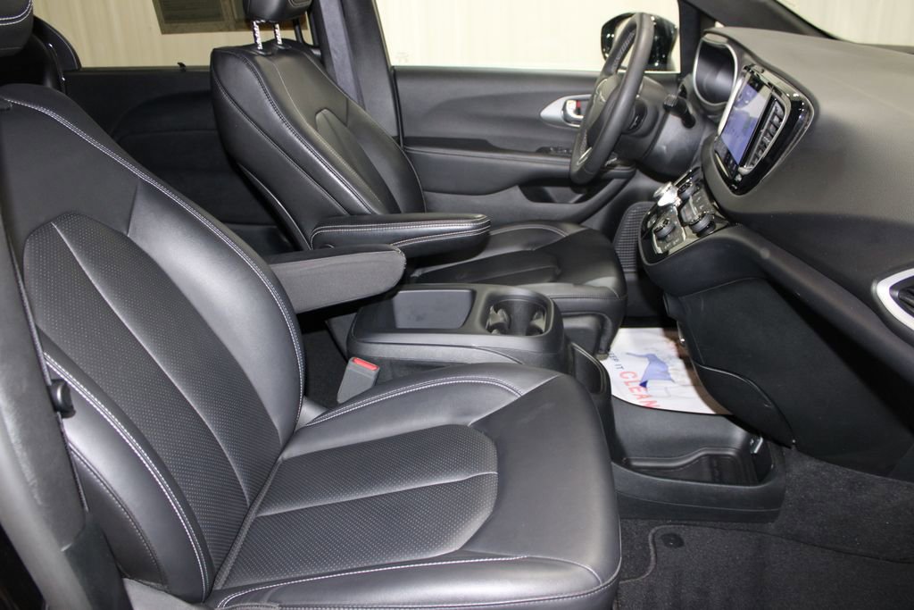 Used 2025 Chrysler Pacifica Select FWD image 26