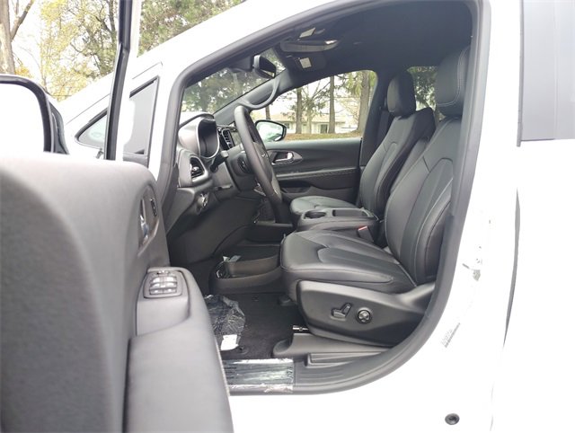 New 2026 Chrysler Pacifica Select image 2