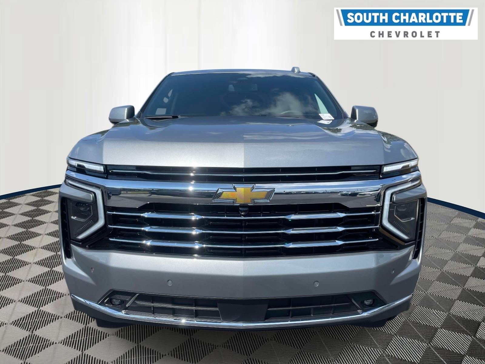 Used 2025 Chevrolet Suburban LT w/ Comfort Package AWD/4WD image 2