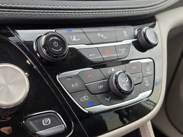 Used 2023 Chrysler Pacifica Limited FWD image 24