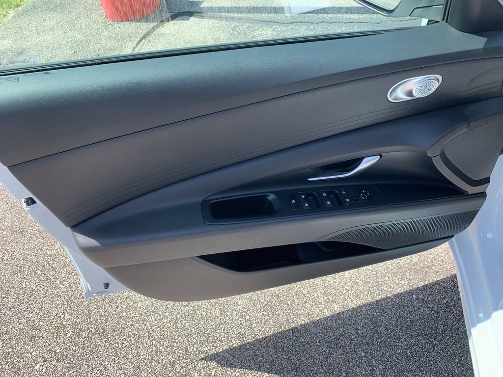 Used 2024 Hyundai Elantra SEL FWD image 12