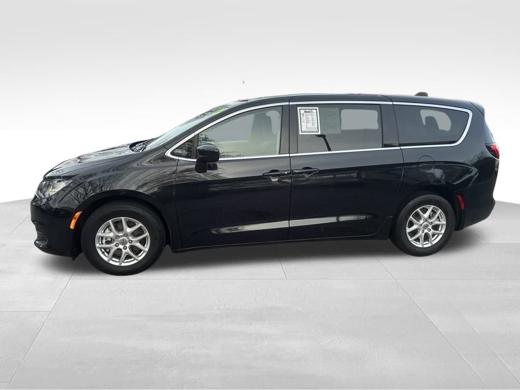 Used 2023 Chrysler Voyager LX image 4