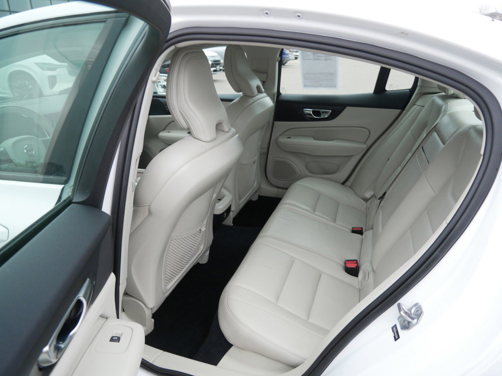 Used 2019 Volvo S60 T6 Momentum w/ Premium Package image 11