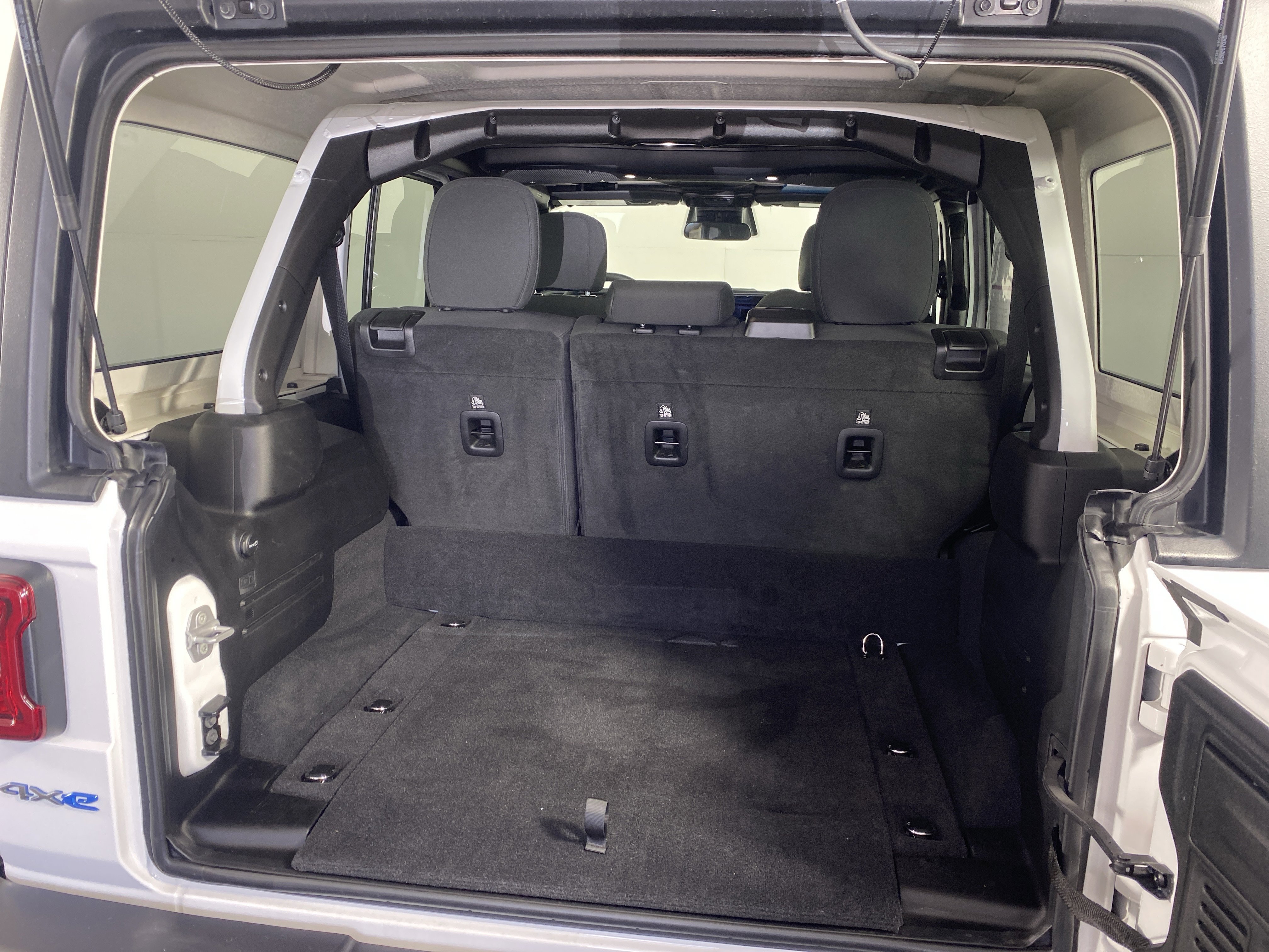 Used 2025 Jeep Wrangler Unlimited Rubicon 4xe w/ Convenience Group AWD/4WD image 33