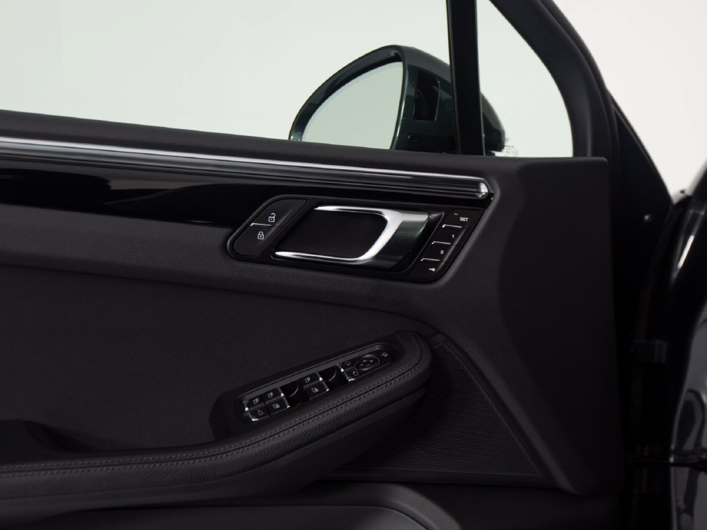 Certified 2026 Porsche Macan AWD/4WD image 19