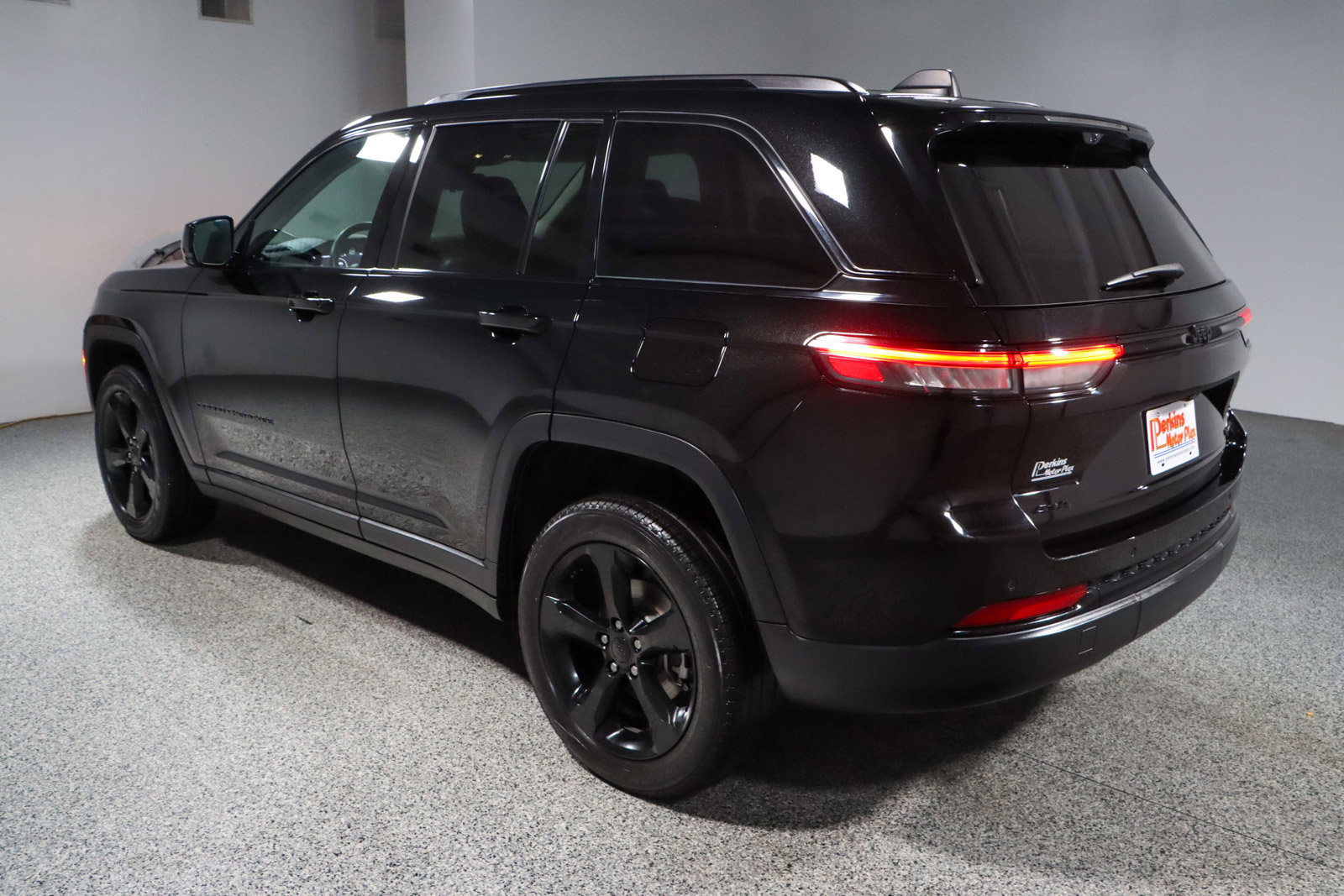 Used 2023 Jeep Grand Cherokee Limited w/ Luxury Tech Group II image 9