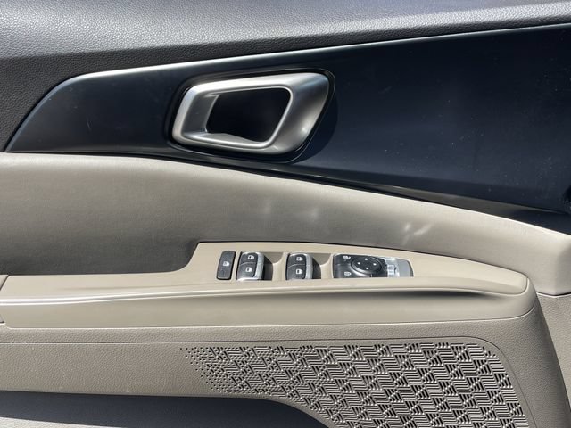 Used 2025 Kia Carnival FWD image 22