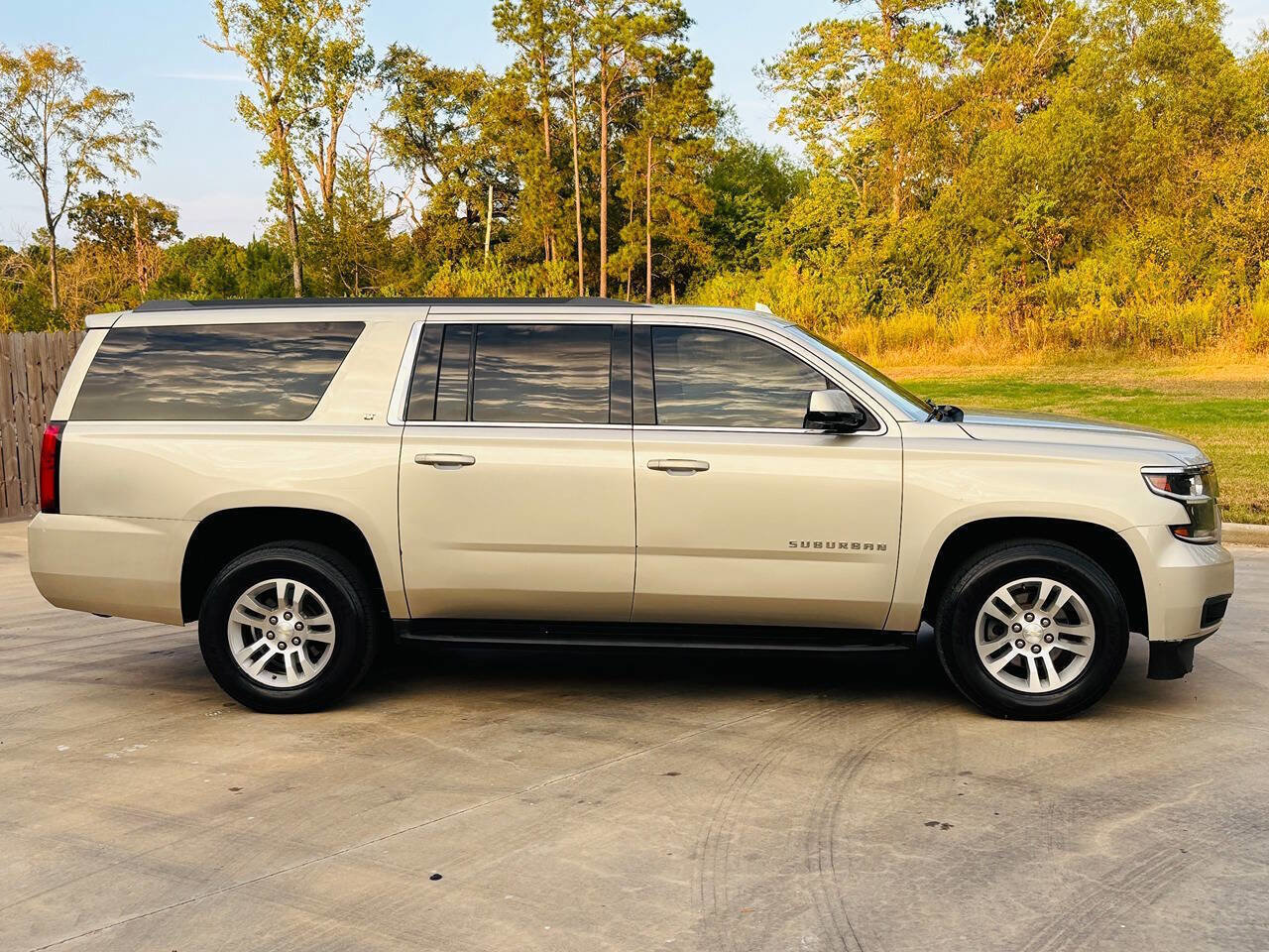 Used 2016 Chevrolet Suburban LT image 5