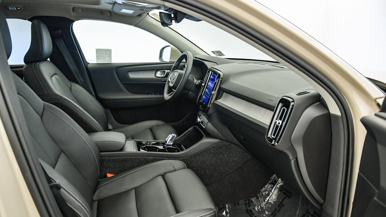 Certified 2025 Volvo XC40 B5 Plus w/ Climate Package image 18