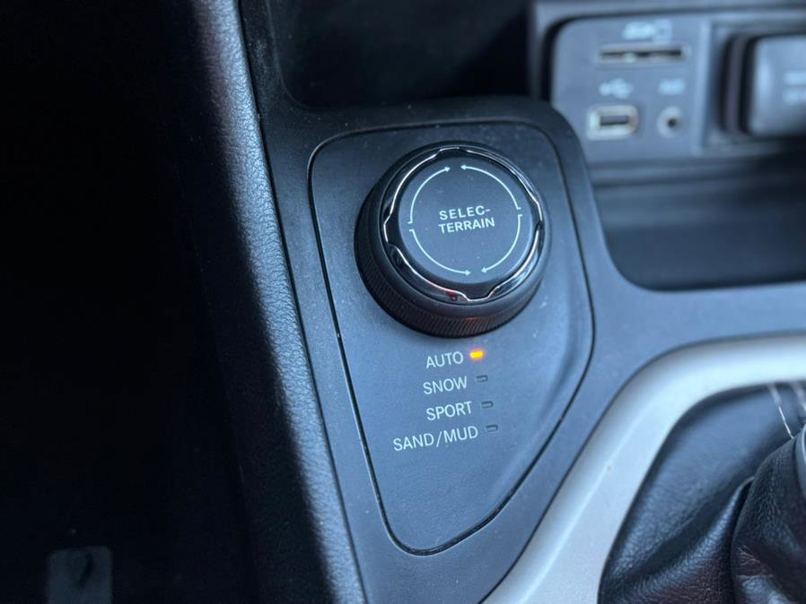 Used 2016 Jeep Cherokee Latitude w/ Safety/Convenience Group image 18