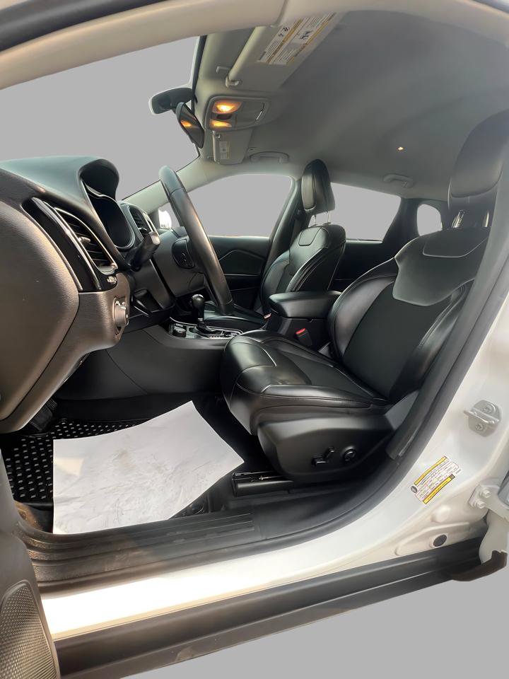 Used 2019 Jeep Cherokee Latitude Plus AWD/4WD image 27