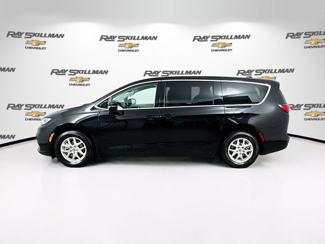 Used 2024 Chrysler Pacifica Touring-L FWD image 4