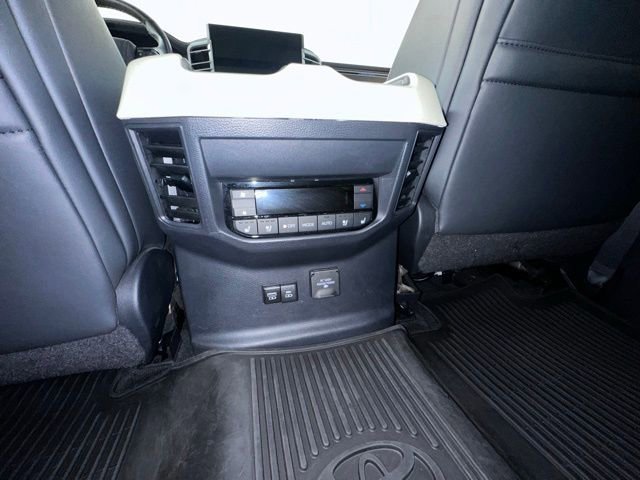 Used 2023 Toyota Sequoia Capstone AWD/4WD image 19