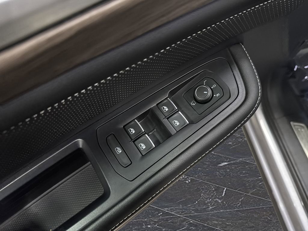Used 2024 Volkswagen Atlas SEL Premium R-Line image 29