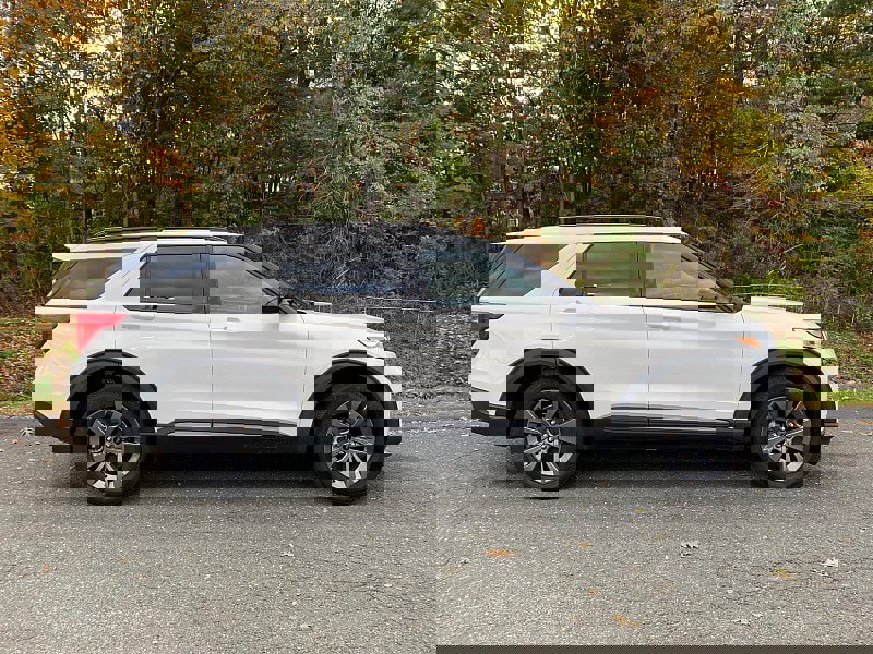 Certified 2022 Ford Explorer XLT w/ Equipment Group 202A image 5