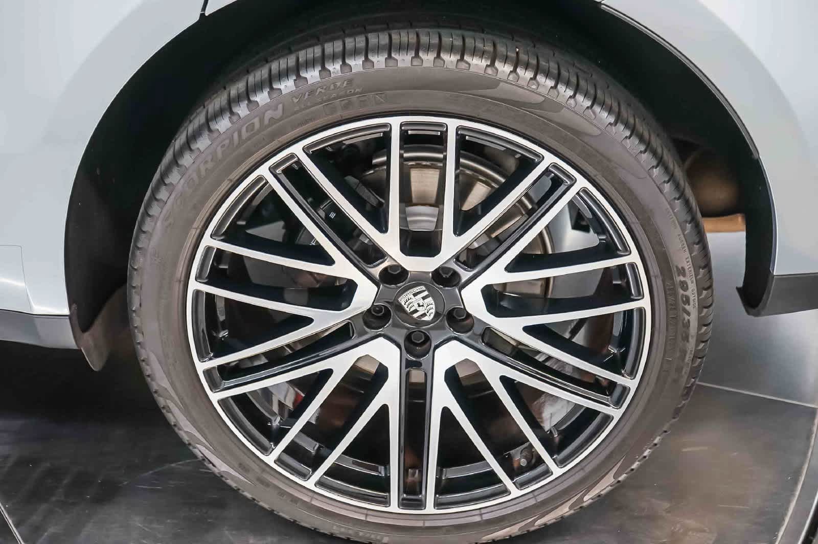 Certified 2024 Porsche Macan AWD/4WD image 13