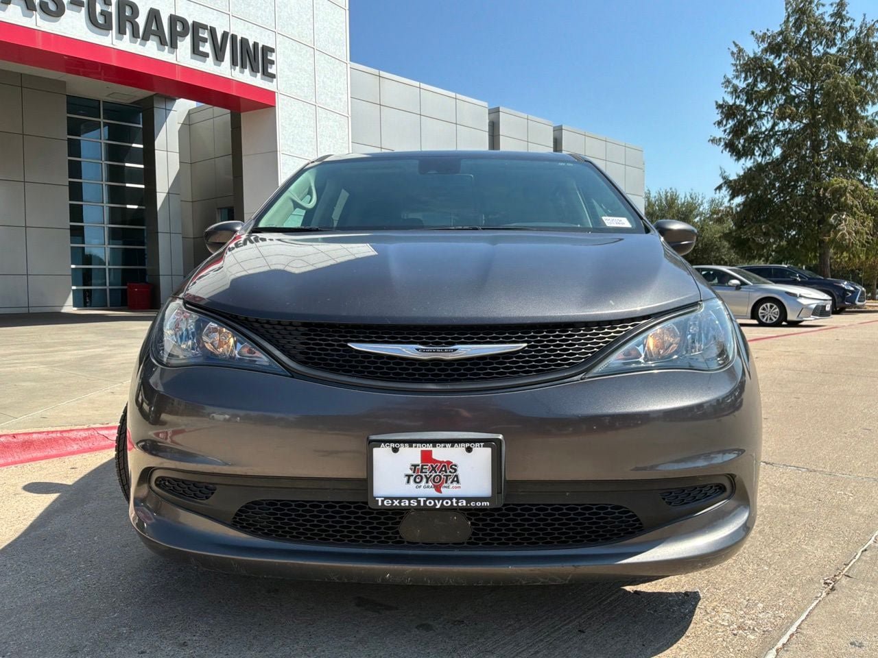 Used 2023 Chrysler Voyager LX FWD image 3