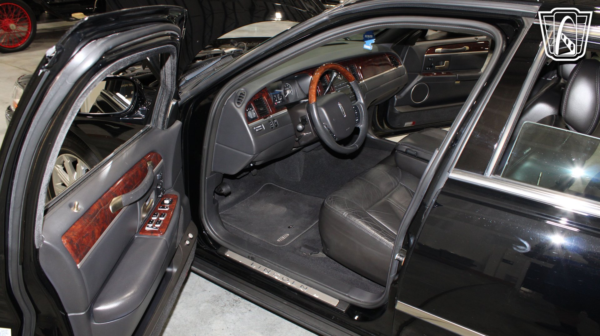 Used 2006 Lincoln Town Car Signature Limited RWD image 6