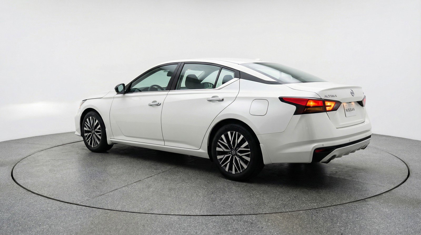 Used 2025 Nissan Altima 2.5 SV FWD image 6