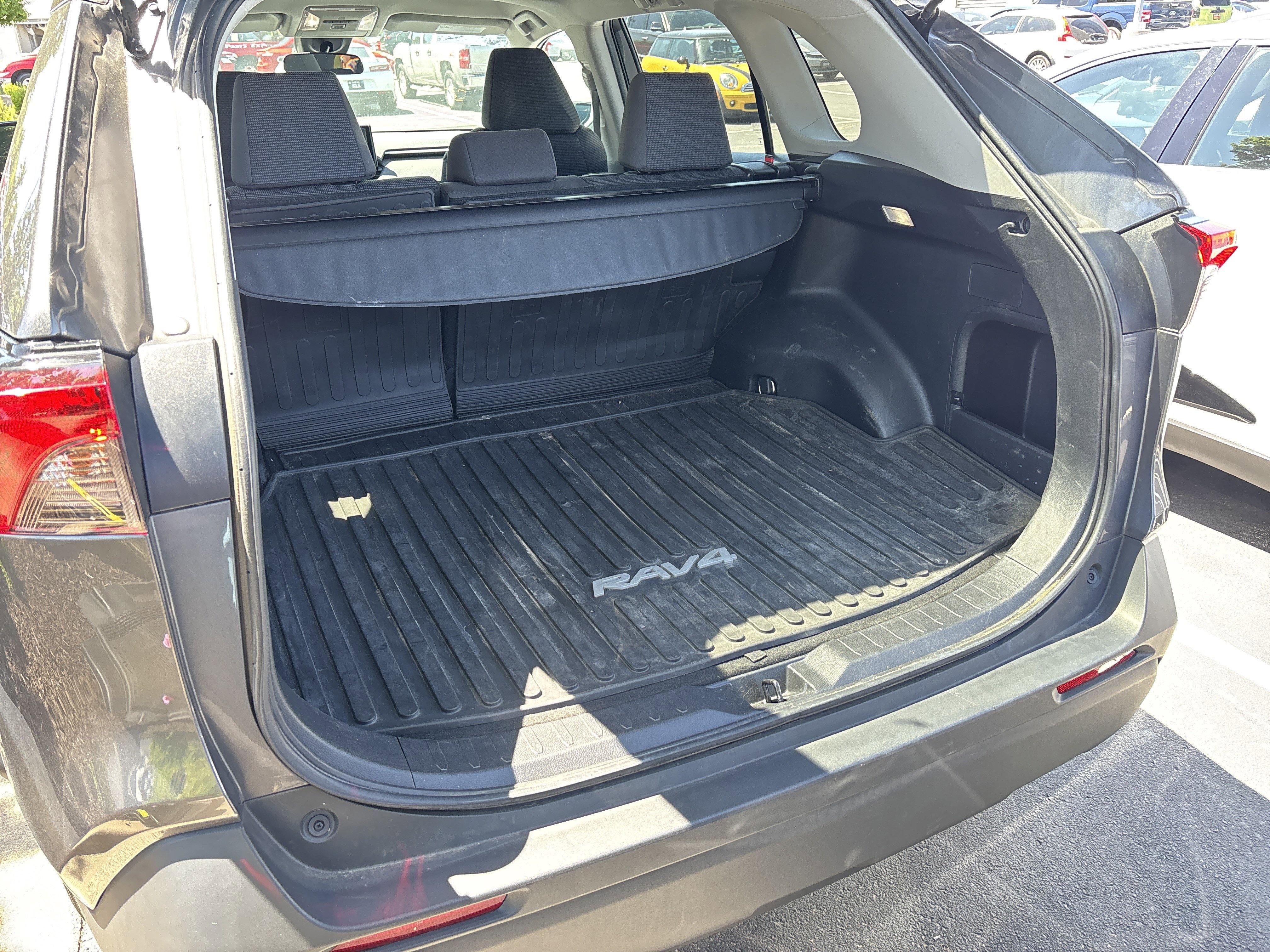 Used 2022 Toyota RAV4 LE AWD/4WD image 31