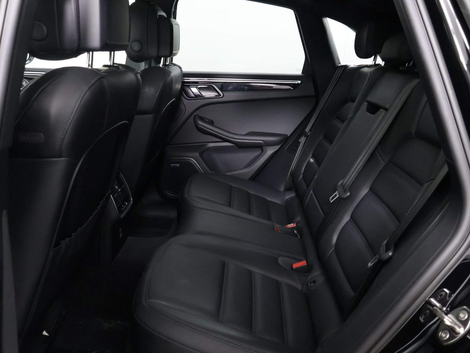 Certified 2024 Porsche Macan S AWD/4WD image 33