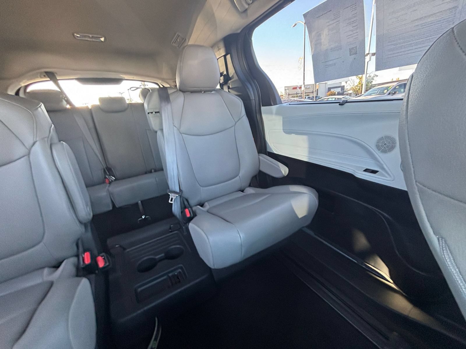Used 2025 Toyota Sienna XLE FWD image 40