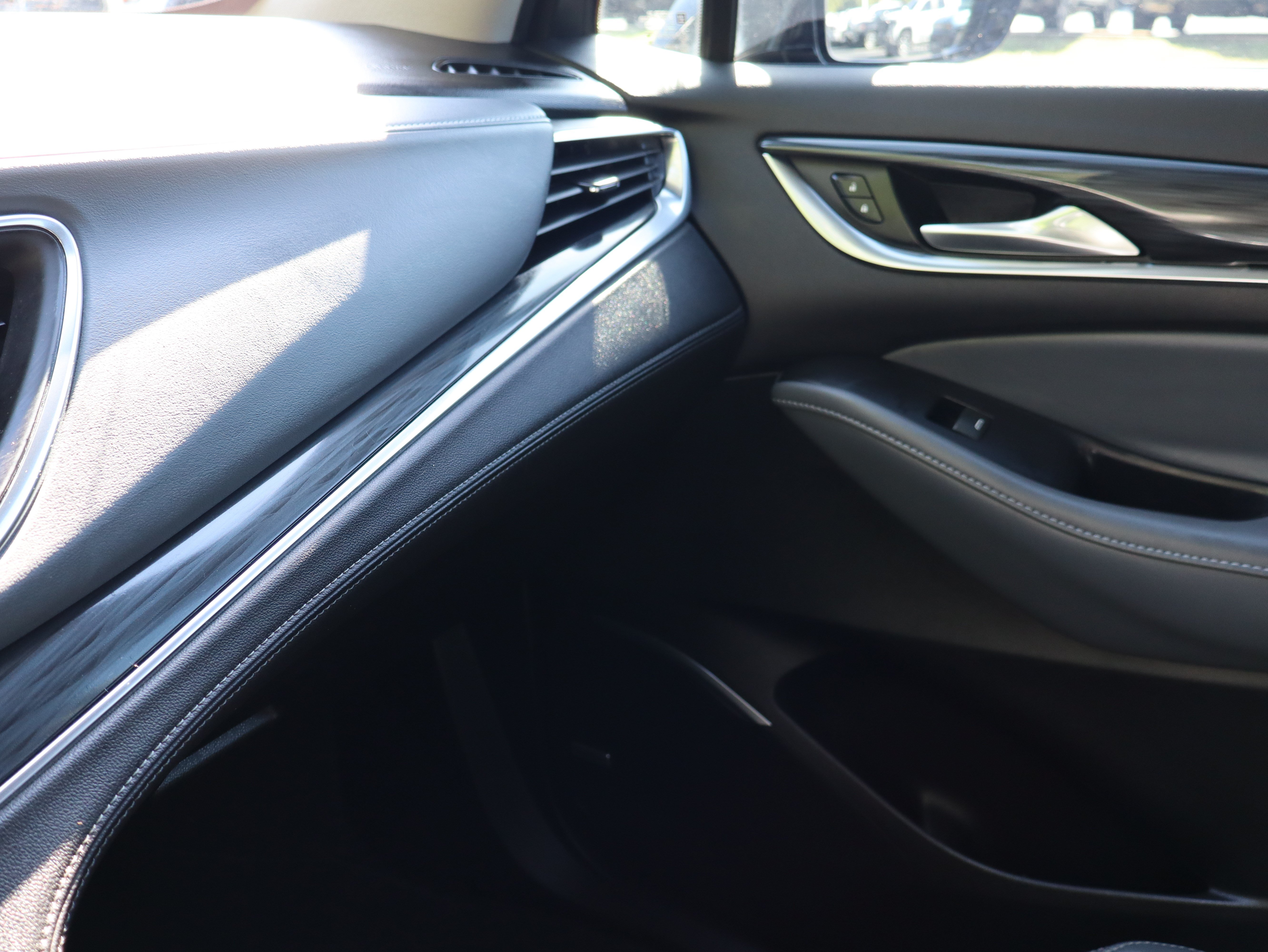 Used 2021 Buick Enclave Essence w/ Sport Touring Edition FWD image 39