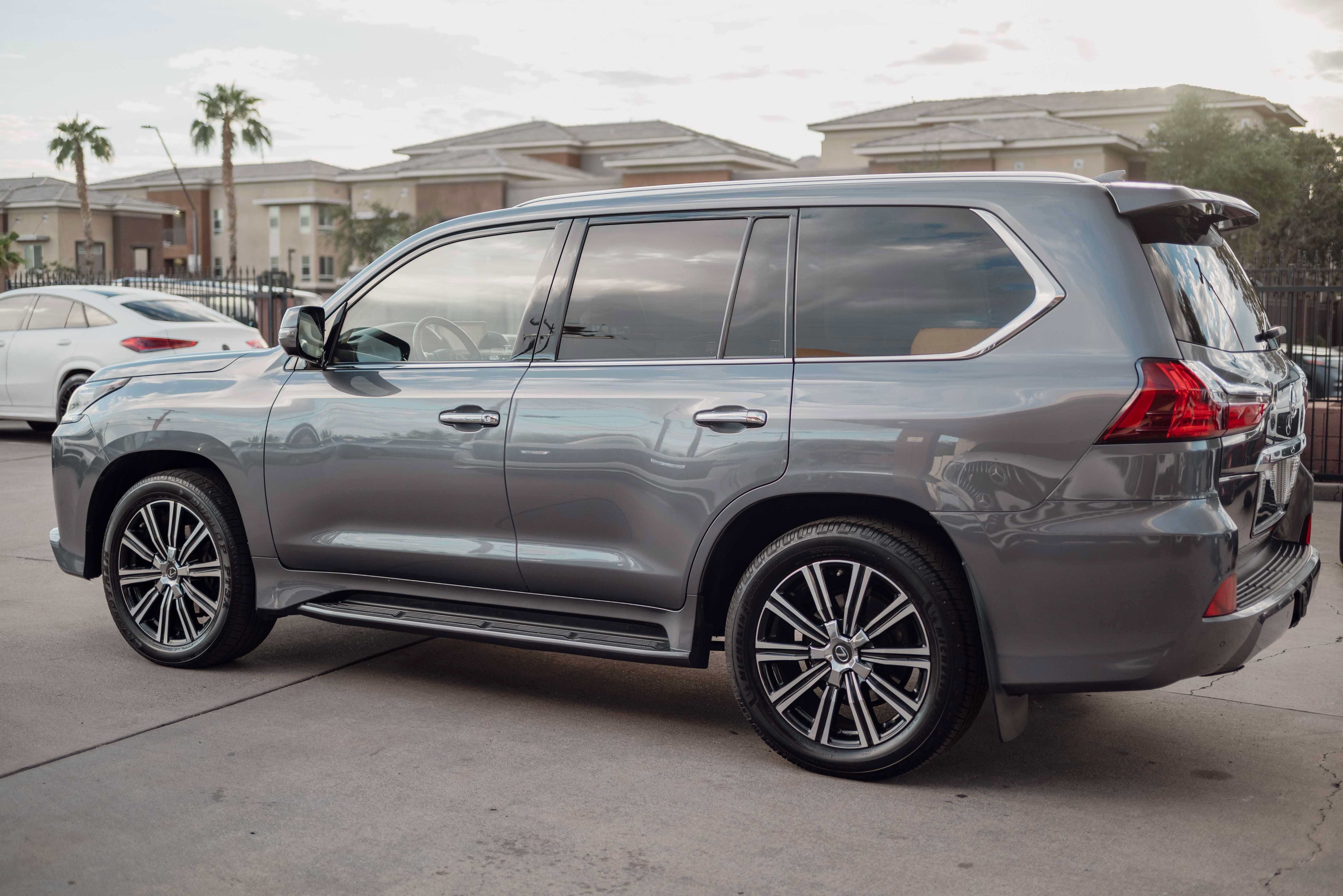 Used 2016 Lexus LX 570 4WD w/ Luxury Package image 4