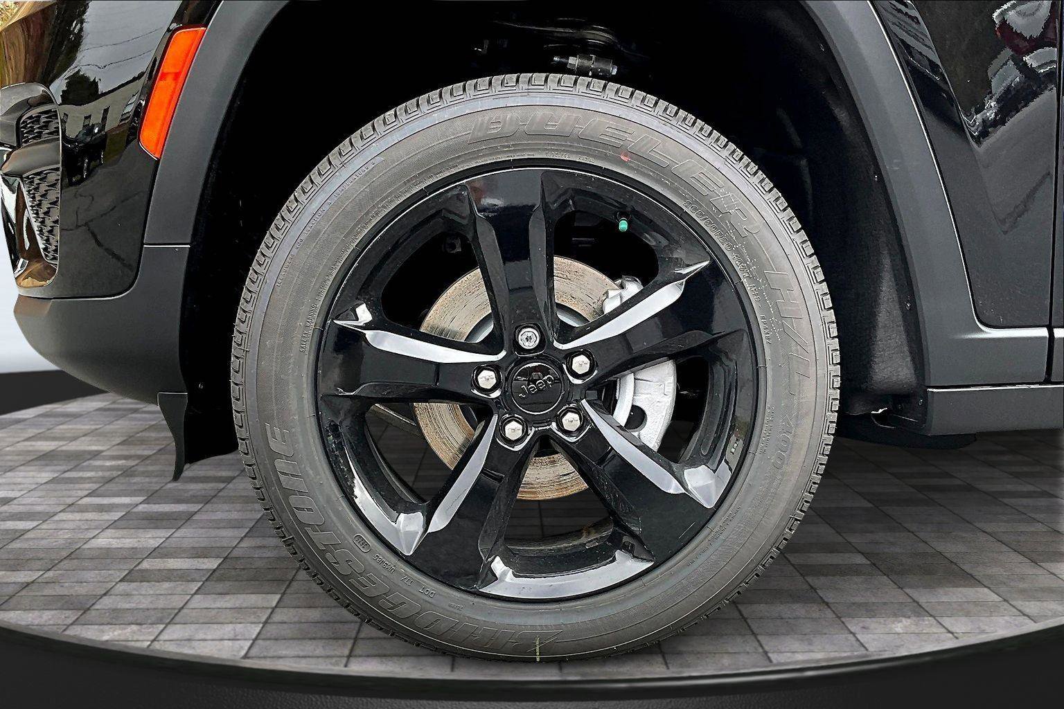 New 2025 Jeep Grand Cherokee Altitude image 12