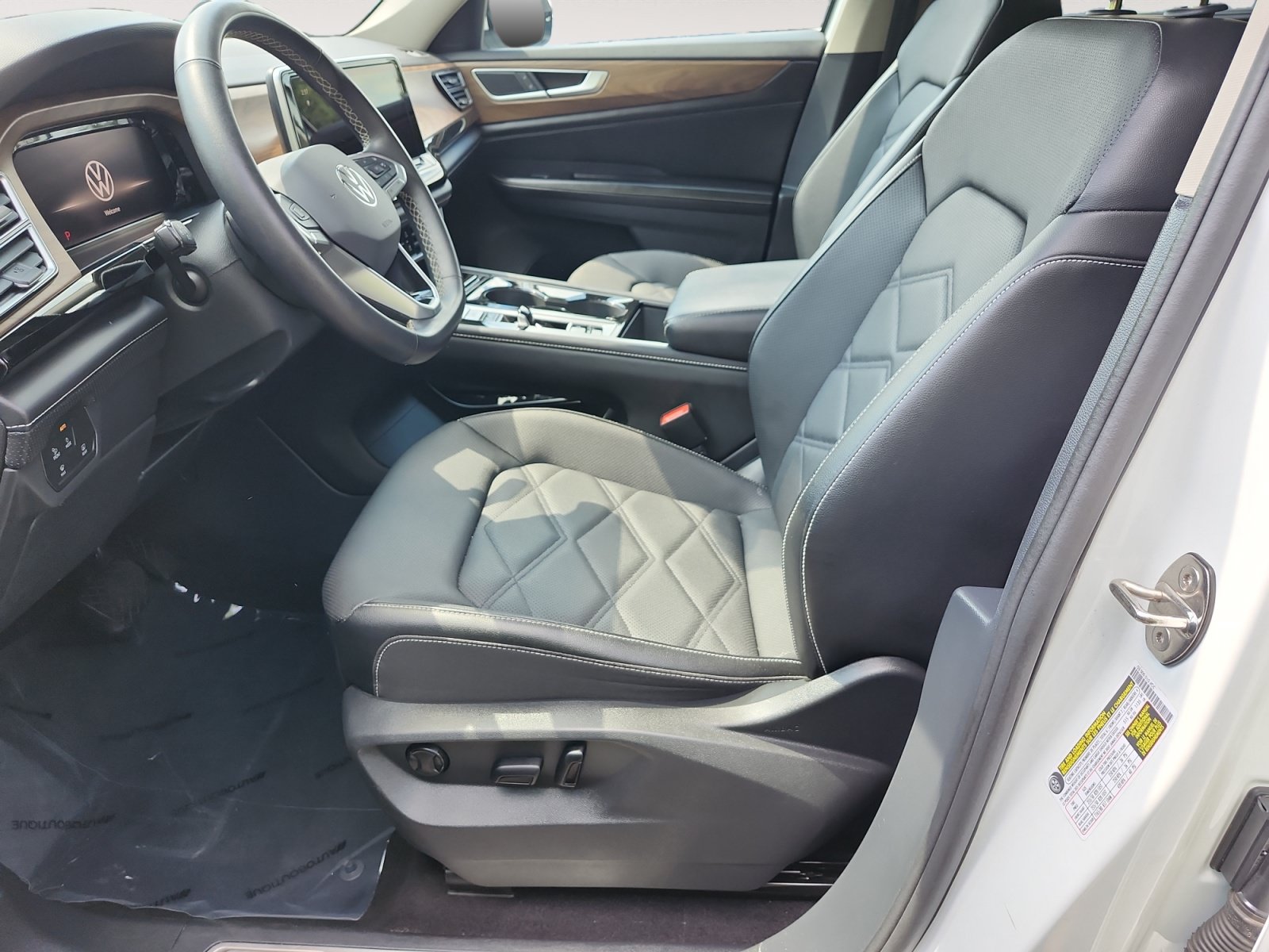 Used 2024 Volkswagen Atlas SE AWD/4WD image 9