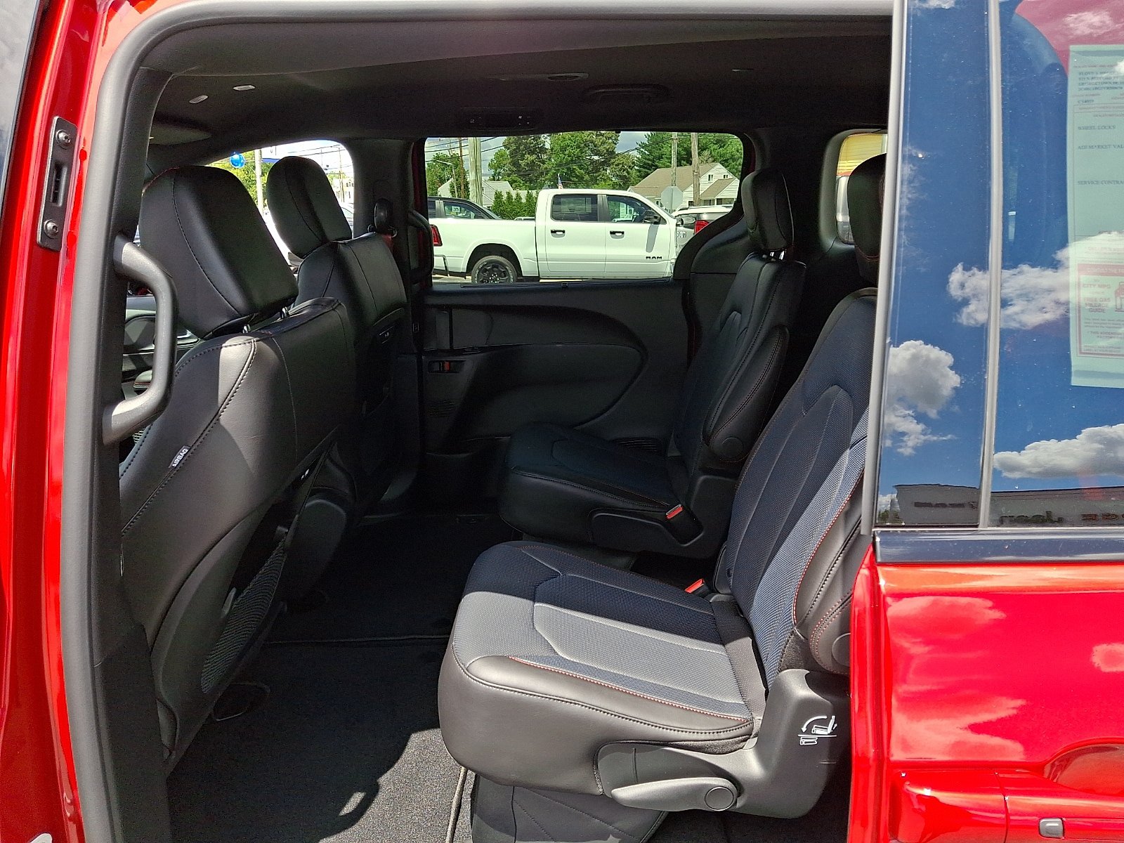 New 2027 Chrysler Pacifica Select FWD image 10