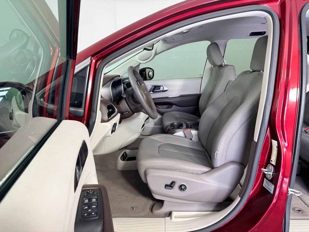 Used 2018 Chrysler Pacifica Touring Plus FWD image 25