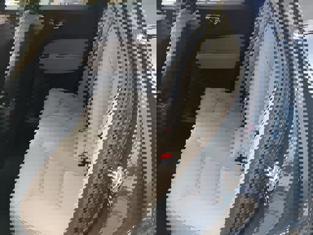 Certified 2026 Volvo XC60 B5 Plus w/ Protection Package Premier image 18