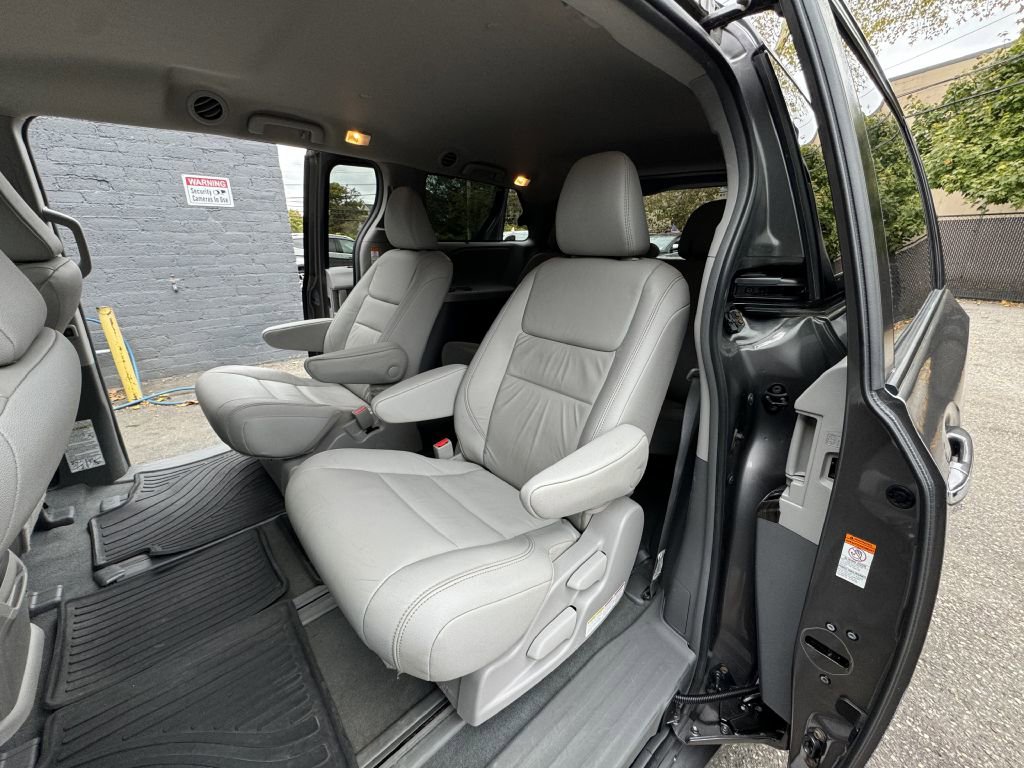 Used 2019 Toyota Sienna XLE image 21