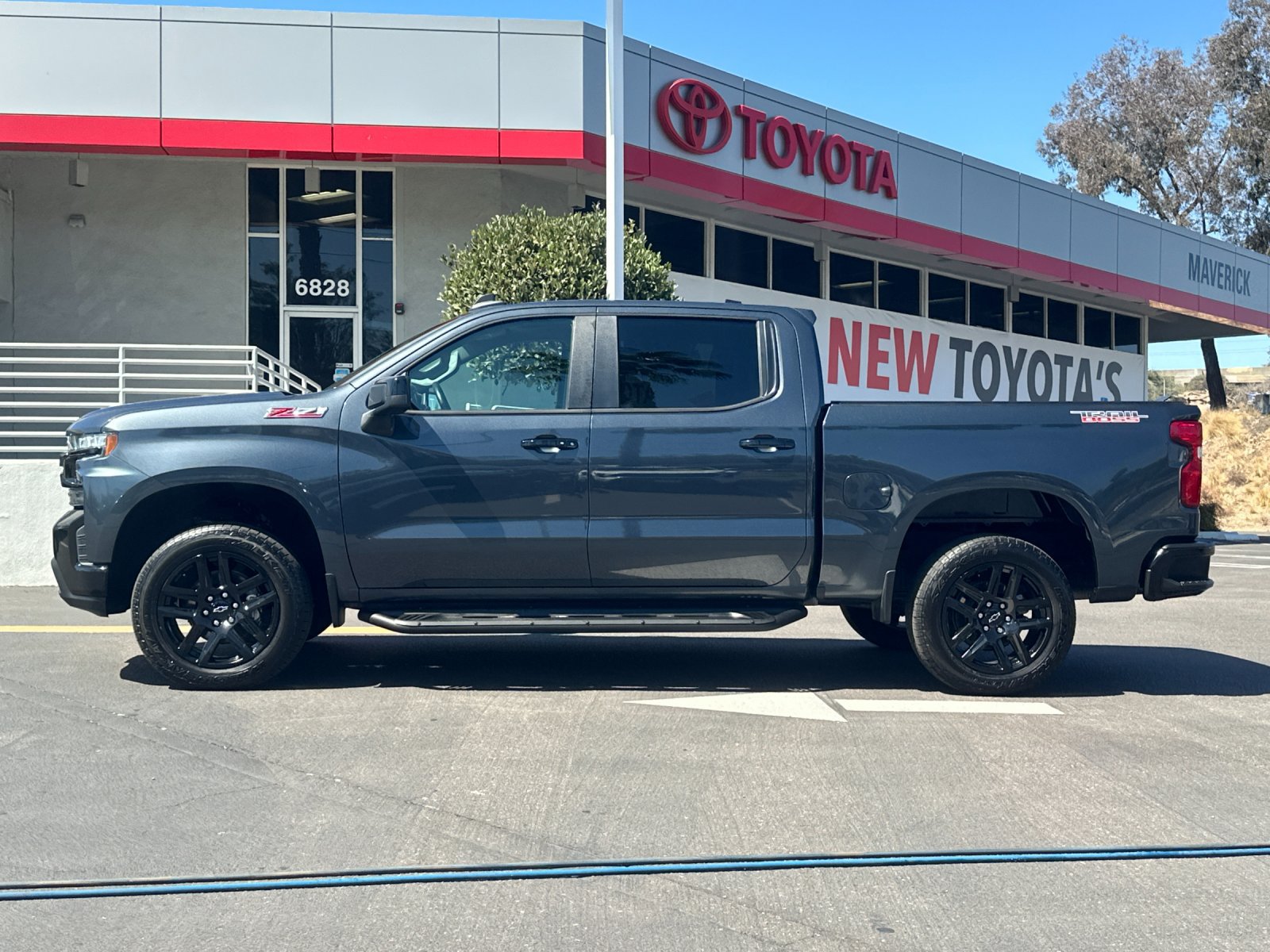 Used 2021 Chevrolet Silverado 1500 LT Trail Boss w/ LPO, Dark Essentials Package AWD/4WD image 2